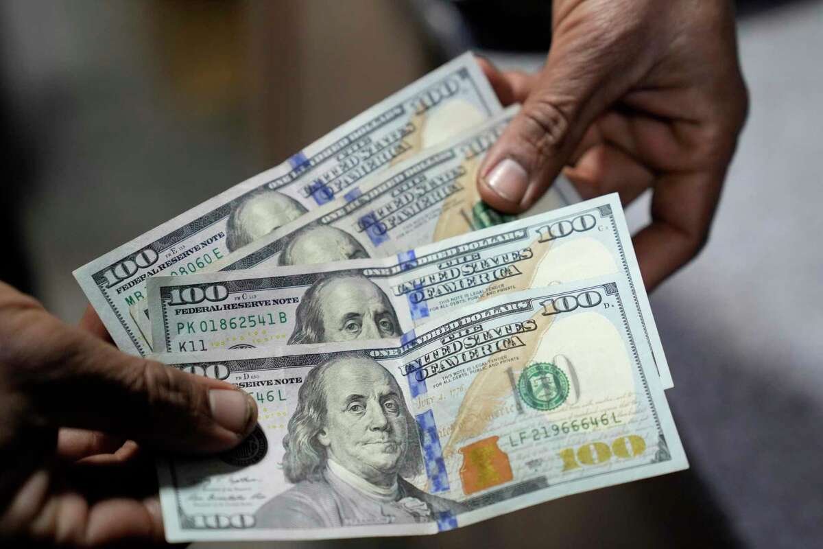 Pakistan’s rupee plunges as IMF says mission to visit next week